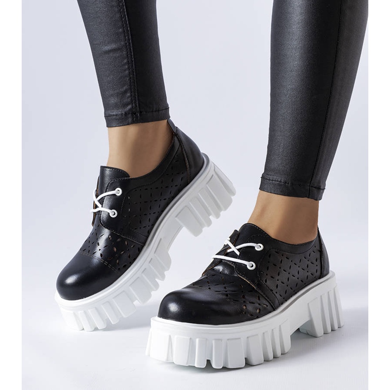 Zapatos masivos calados negros de Camus 1 Zapatos masivos calados negros de Camus 1