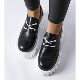 Zapatos masivos calados negros de Camus 2