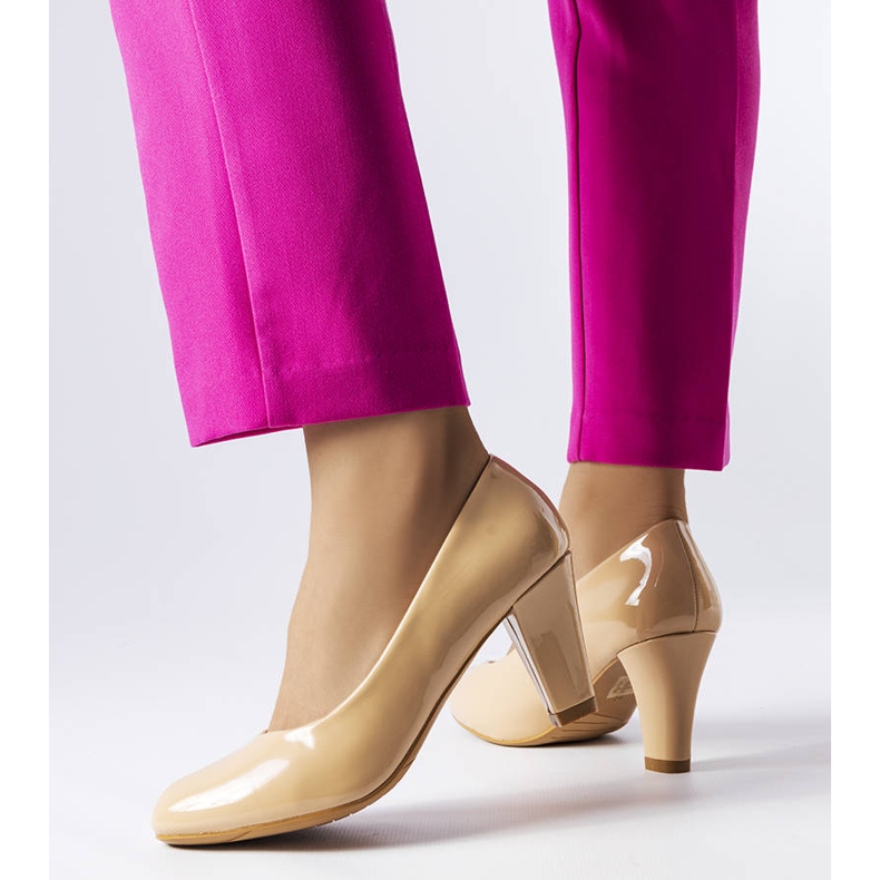 BM Zapatos de salón en charol beige de Burkett 1