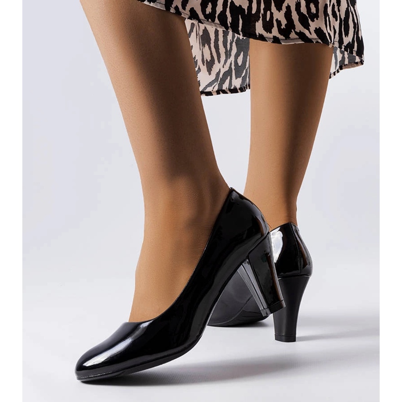 Zapatos de salón Burkett de charol negro 1