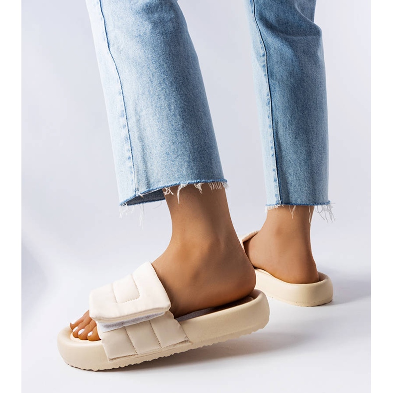 BM Babuchas beige con velcro de Aleron 1