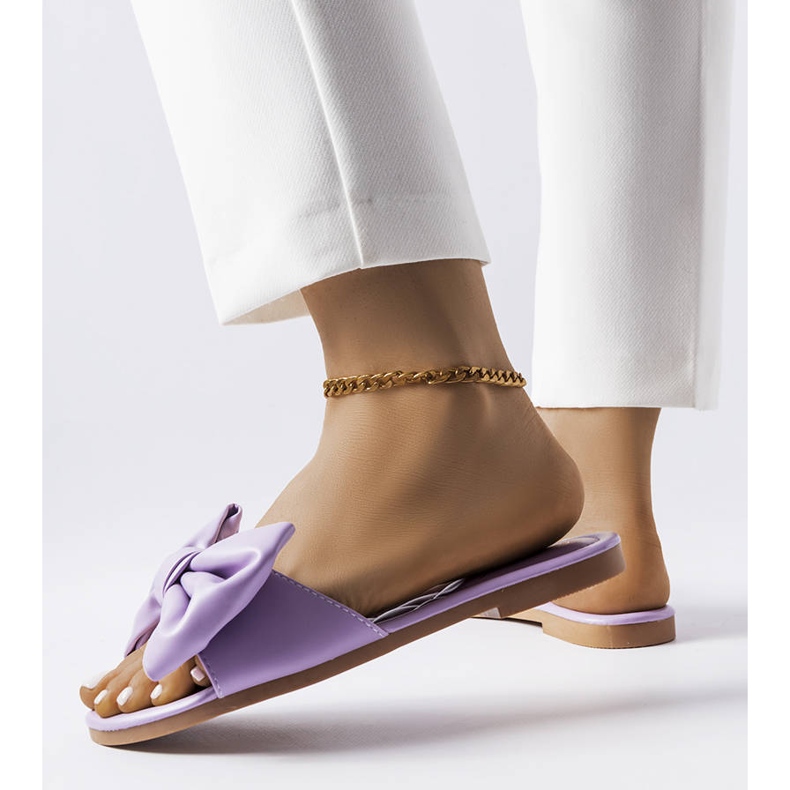 Elegantes zapatillas de estar por casa moradas con lazo de Garnier violeta 1