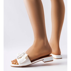 Elegantes zapatillas blancas con pedrería de Fifi blanco 1