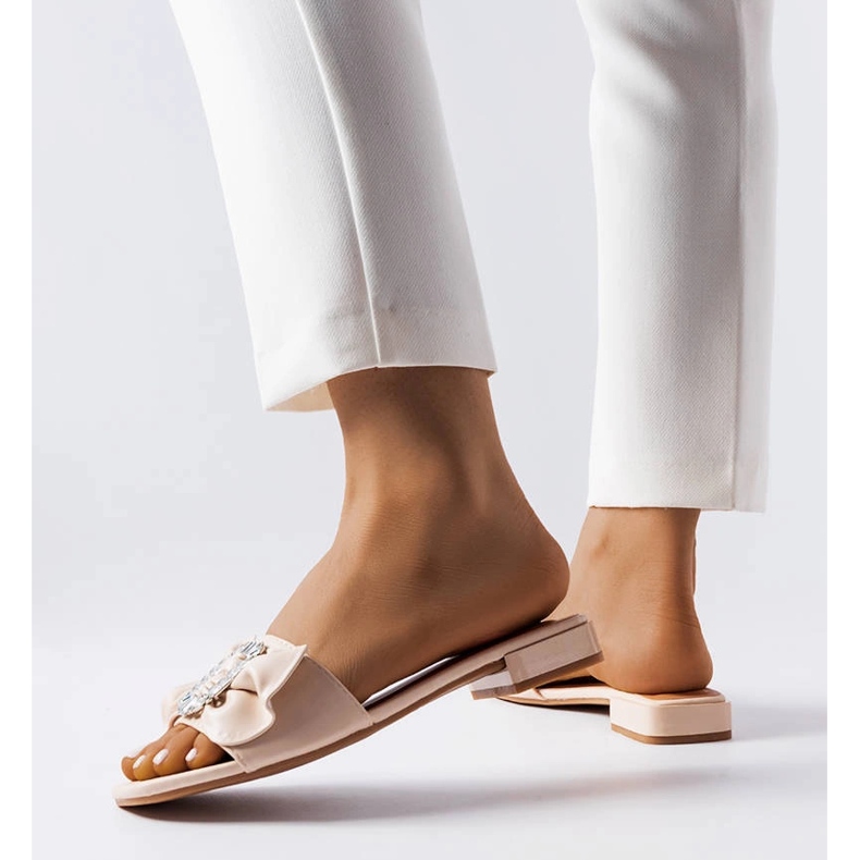 Babuchas elegantes beige con pedrería de Fifi 1