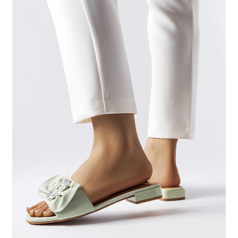 Babuchas elegantes verdes con pedrería de Fifi 1