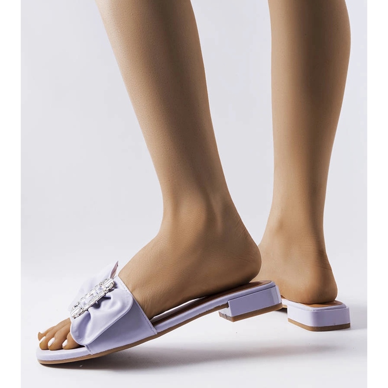 Elegantes zapatillas de estar por casa moradas con pedrería de Fifi púrpura 1