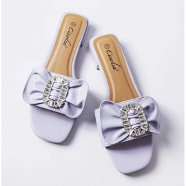 Elegantes zapatillas de estar por casa moradas con pedrería de Fifi violeta 2
