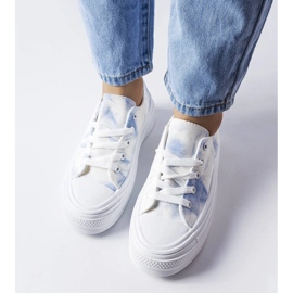 Zapatillas blancas y azules de Rocheleau. 1
