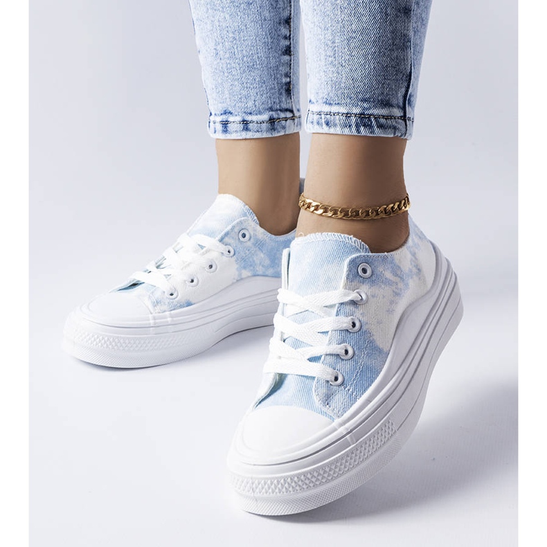 Zapatillas blancas y azules de Blais. 1 Zapatillas blancas y azules de Blais. 1
