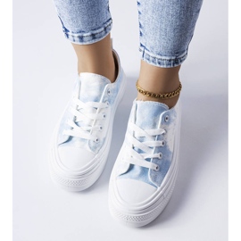 Zapatillas blancas y azules de Blais. 2