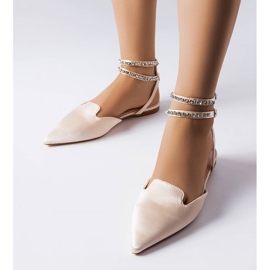 Sandalias beige con acabado satinado de Hewes 1