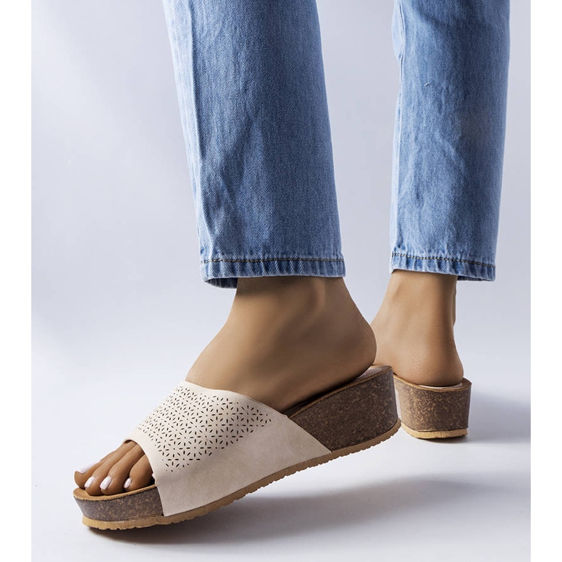 Sandalias de cuña caladas beige de Bourque 1 Sandalias de cuña caladas beige de Bourque 1