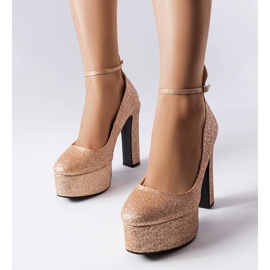 Zapatos de salón beige con purpurina de Bellamy 1