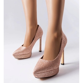 Zapatos de salón beige con purpurina de Proulx. 1