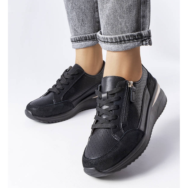 Zapatos negros en piel calada de Fleur 1