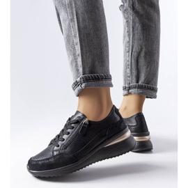 Zapatos negros en piel calada de Fleur 2