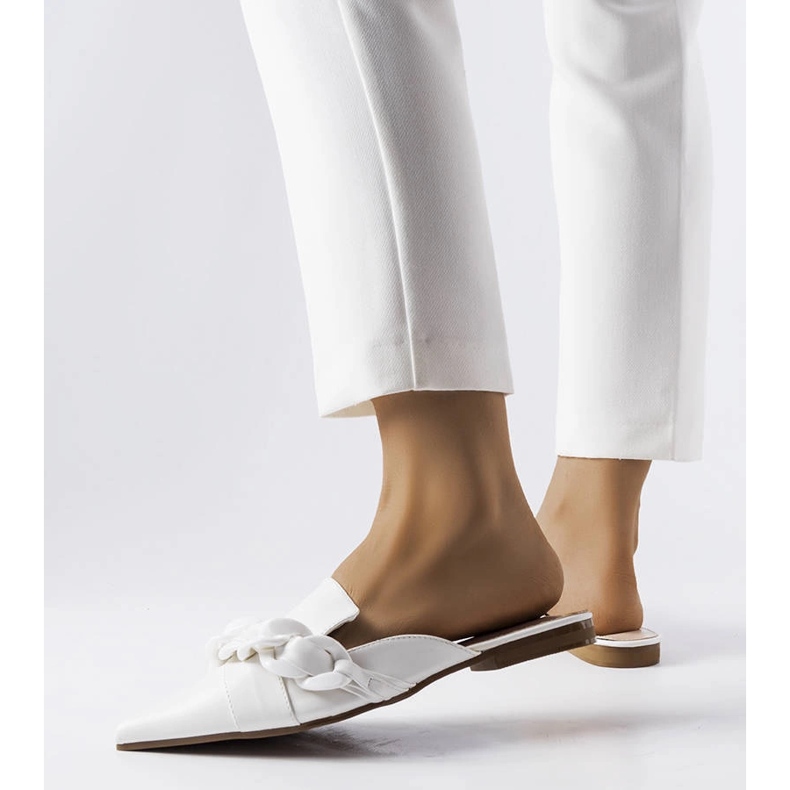 Elegantes sandalias blancas con cadena de Patenaude blanco 1