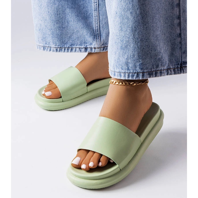 Zapatillas verdes en la plataforma Paquette 1