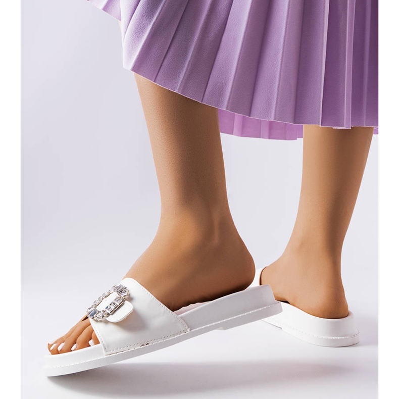 Chanclas blancas decoradas con pedrería de Griegsvei blanco 1