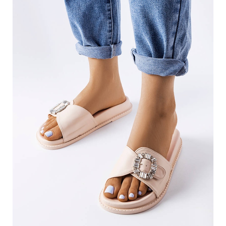 Chanclas beige decoradas con pedrería de Griegsvei 1