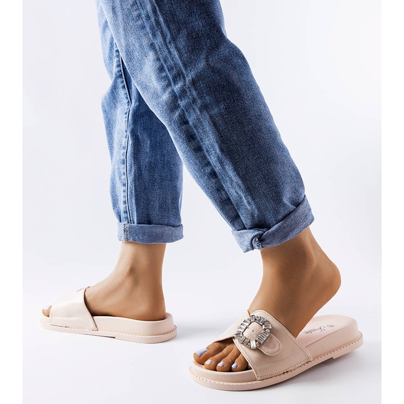 Chanclas beige decoradas con pedrería de Griegsvei 2