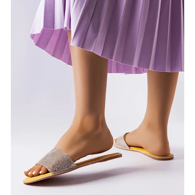 Chanclas amarillas decoradas con pedrería Guilmette amarillo 2