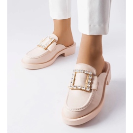 Chanclas beige con puntera integrada de Columbus 1