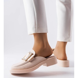 Chanclas beige con puntera integrada de Columbus 2