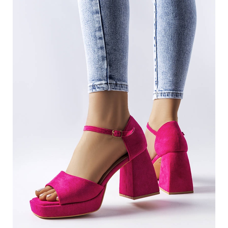 Sandalias rosas con un tacón de moda de Vinceza. 1