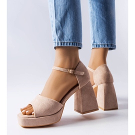 Sandalias beige con un tacón de moda de Vinceza. 1 Sandalias beige con un tacón de moda de Vinceza. 1