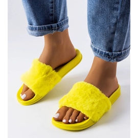 Pantuflas amarillas con pelo de Raffaele amarillo 1