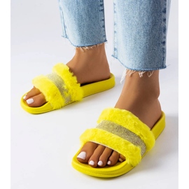 Chanclas pelo amarillo con pedrería de Carrito 1
