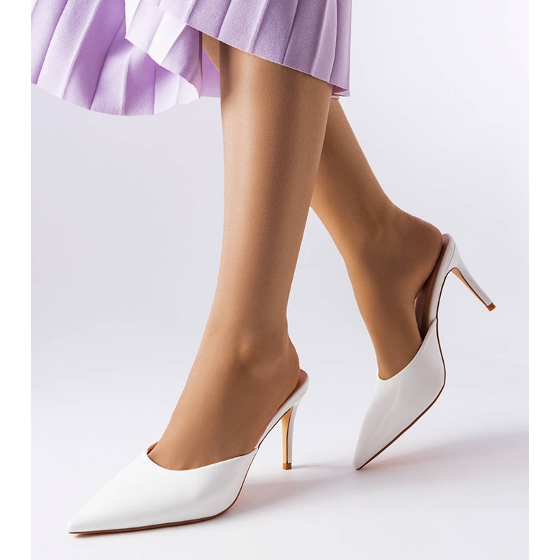 Escurridor de tacones de aguja blancos 1