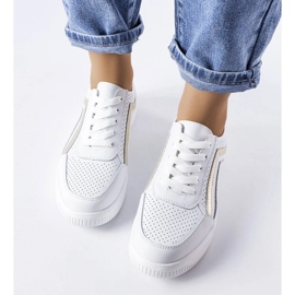 Zapatos blancos de piel con perforaciones de Gilles 2