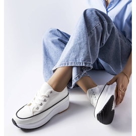 Zapatillas deportivas blancas en la plataforma McKeylor blanco 2