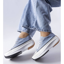 Zapatillas azules con plataforma de McKeylor 1
