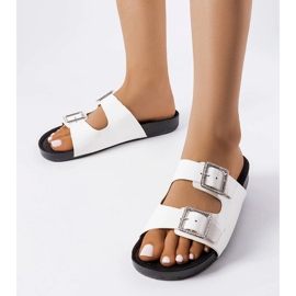 Babuchas lacadas en blanco con hebillas Norcross 1