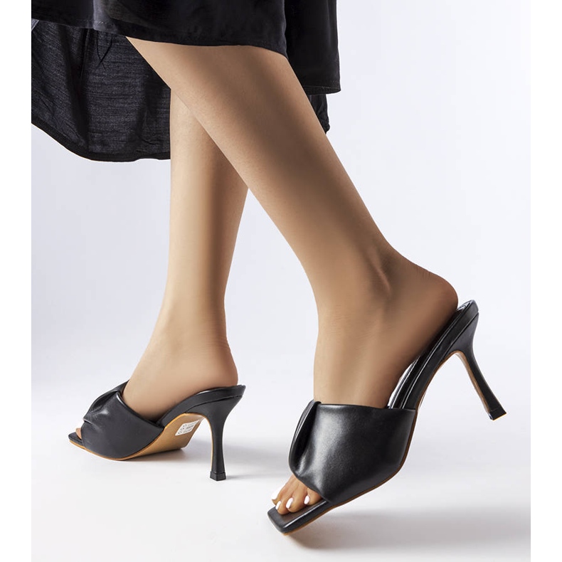 Chanclas negras elegantes en el pin Birch negro 1