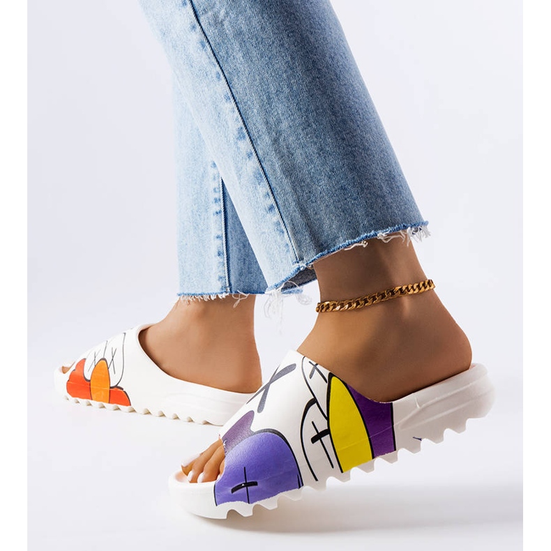 Babuchas blancas con suela y estampados blanco 2