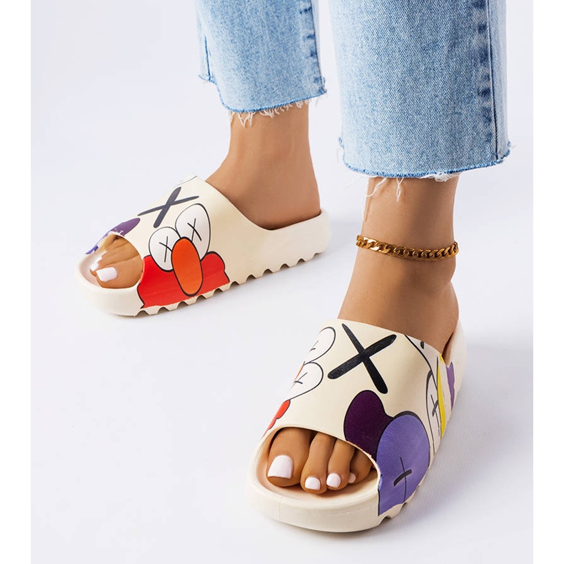 Chanclas beige con dibujo y estampados 1