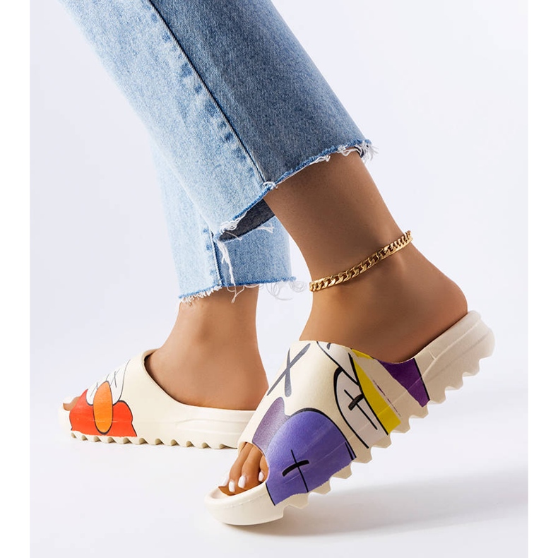 Chanclas beige con dibujo y estampados 2