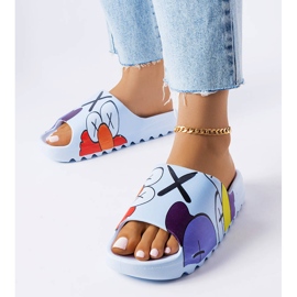 BM Chanclas azules con estampados 1