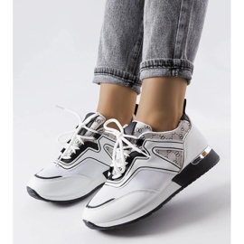 Zapatillas blancas con elementos negros de Bedord blanco 1