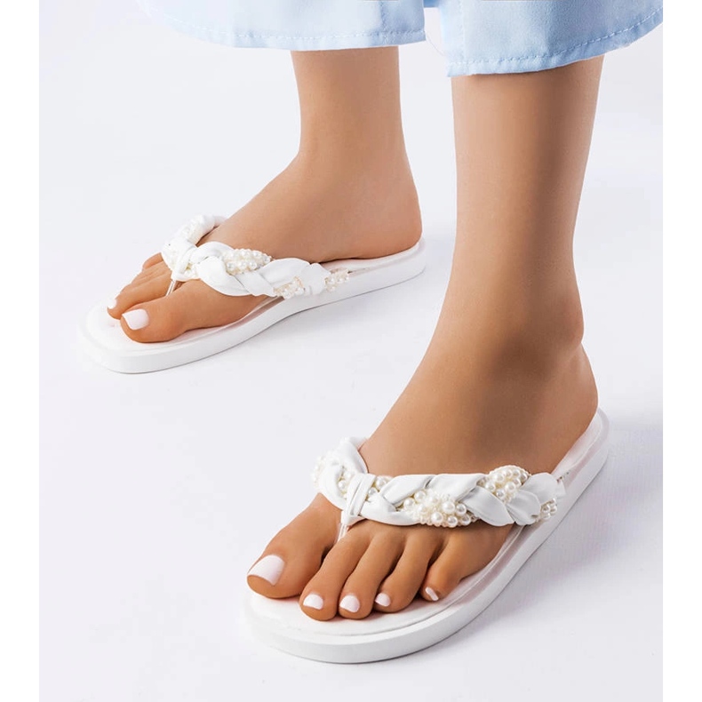 Chanclas blancas decoradas con perlas de Conifer blanco 1