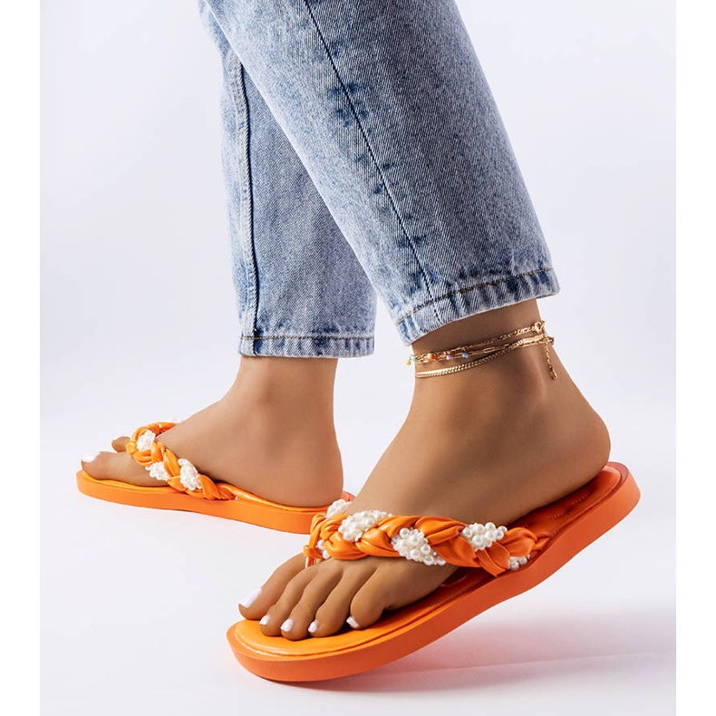 Chanclas naranjas decoradas con perlas de coníferas 1