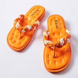 Chanclas naranjas decoradas con perlas de coníferas 2