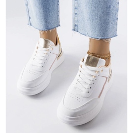 Zapatillas blancas con inserciones beige de Margarita. blanco 2
