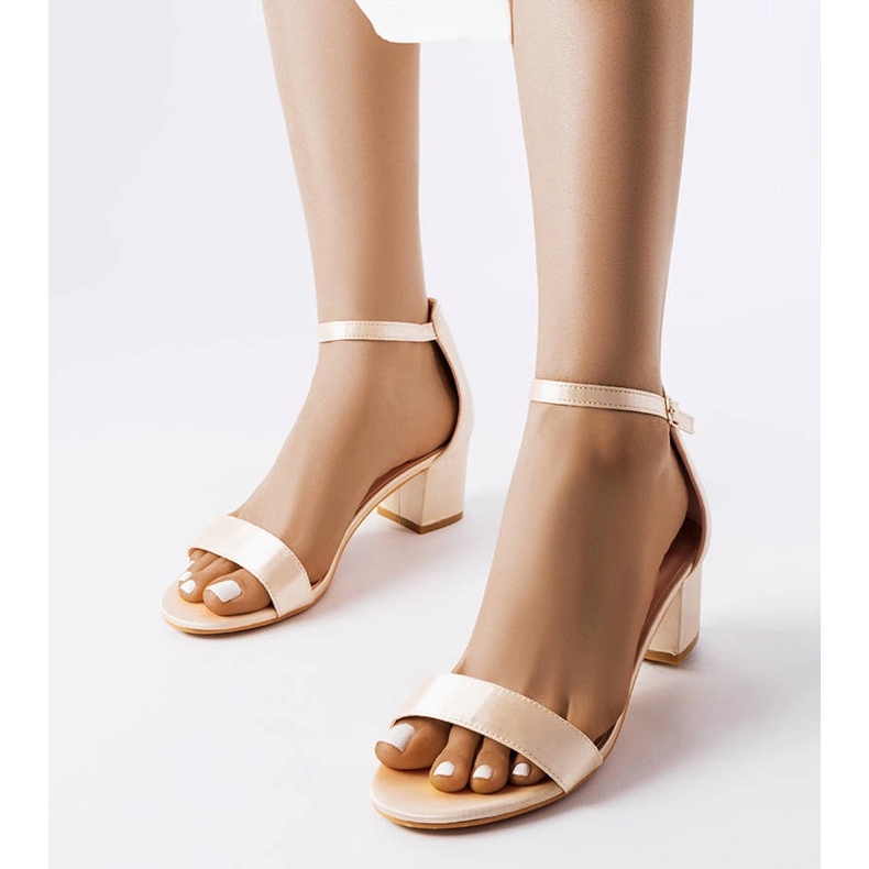 Sandalias beige de tacón alto de Rive 1 Sandalias beige de tacón alto de Rive 1