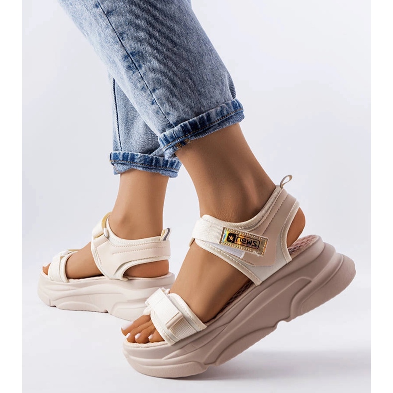 News Sandalias deportivas con plataforma beige de Tampa 1