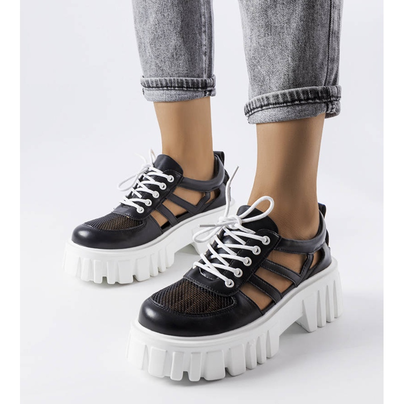 Zapatos brogue negros con una enorme suela Emaline 1